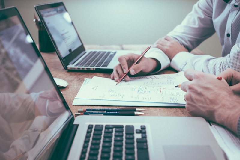 Personas tomando notas de trabajo